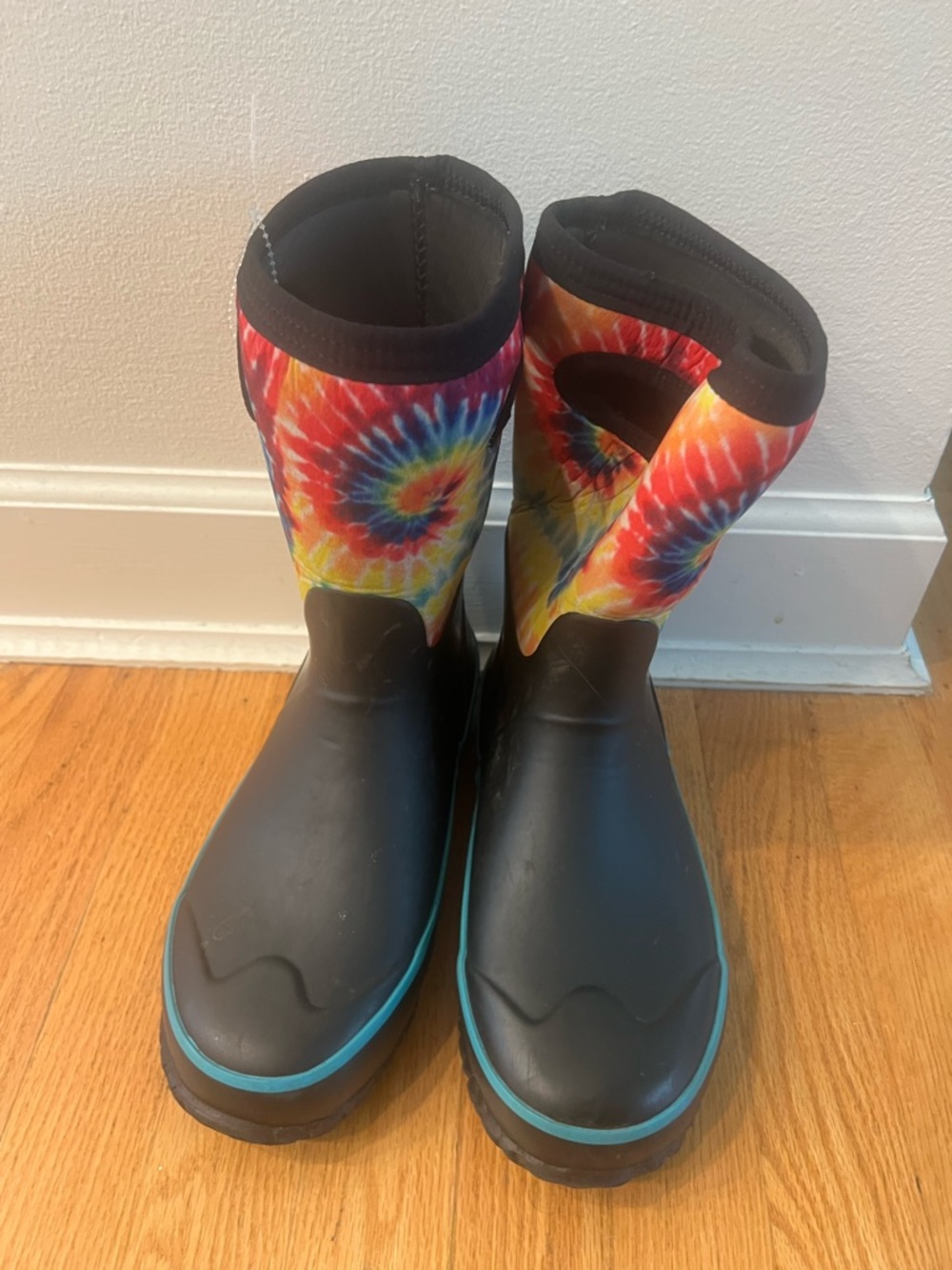Bogs Kids Tie-Dye Accents winter Boots - Black with Multicolor Top - Picture 3 of 5